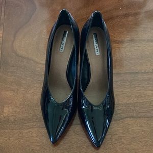New w box Tahari Sz 91/2- black patent leather. Heel approx 3inches.